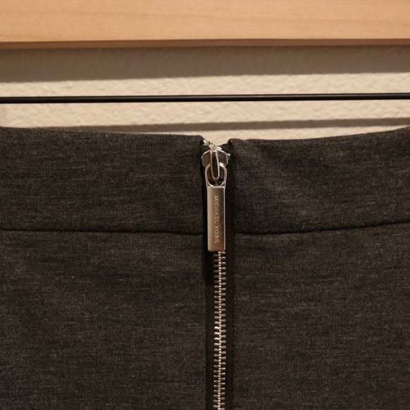 Michael Kors Gray Pencil Skirt with Zipper Pockets - Size 6, Chic & Versatile - Picture 7 of 11
